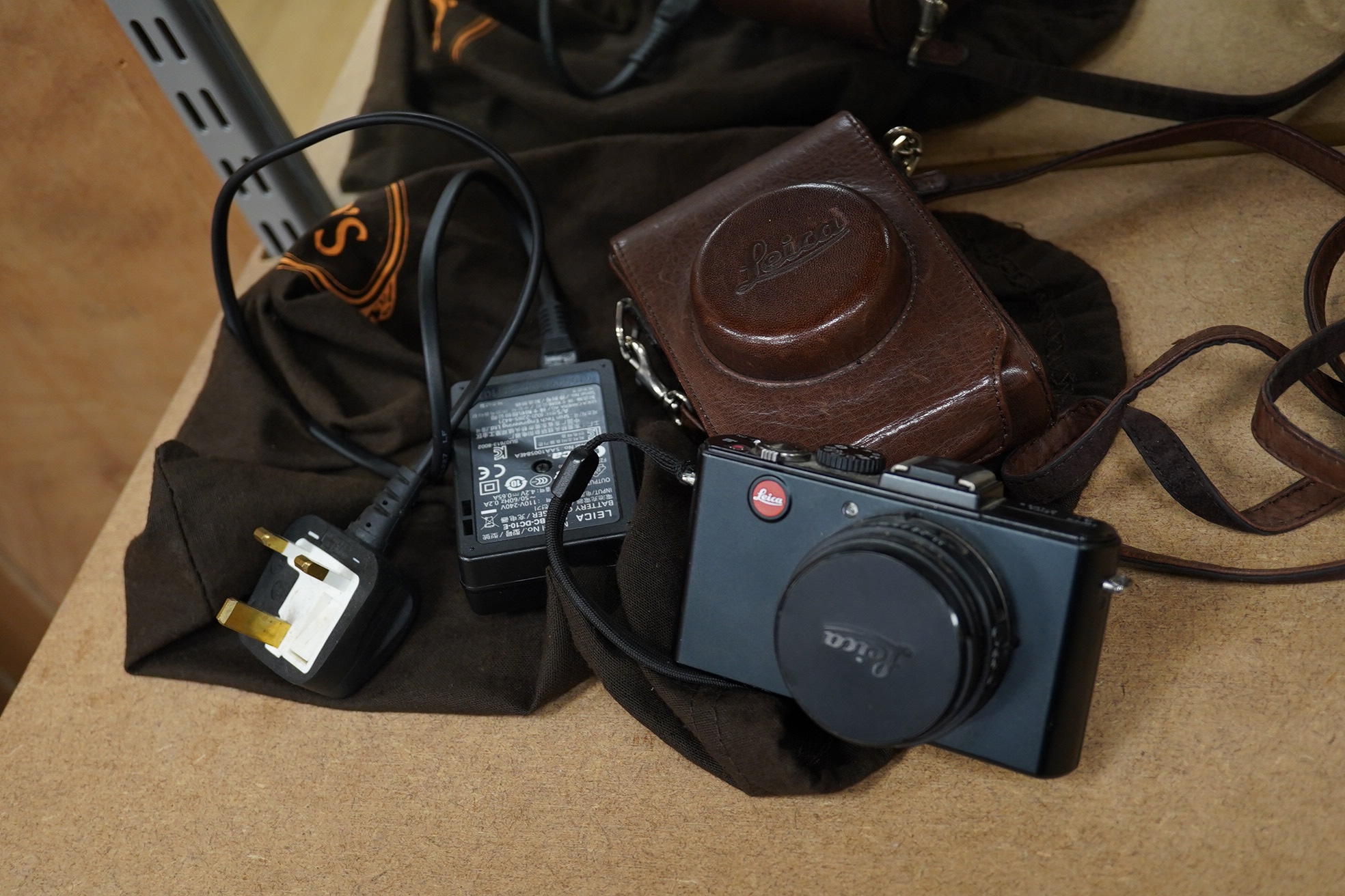 A Leica D-LUX 5 digital camera no.4088481 with leather case and charger. Condition - good